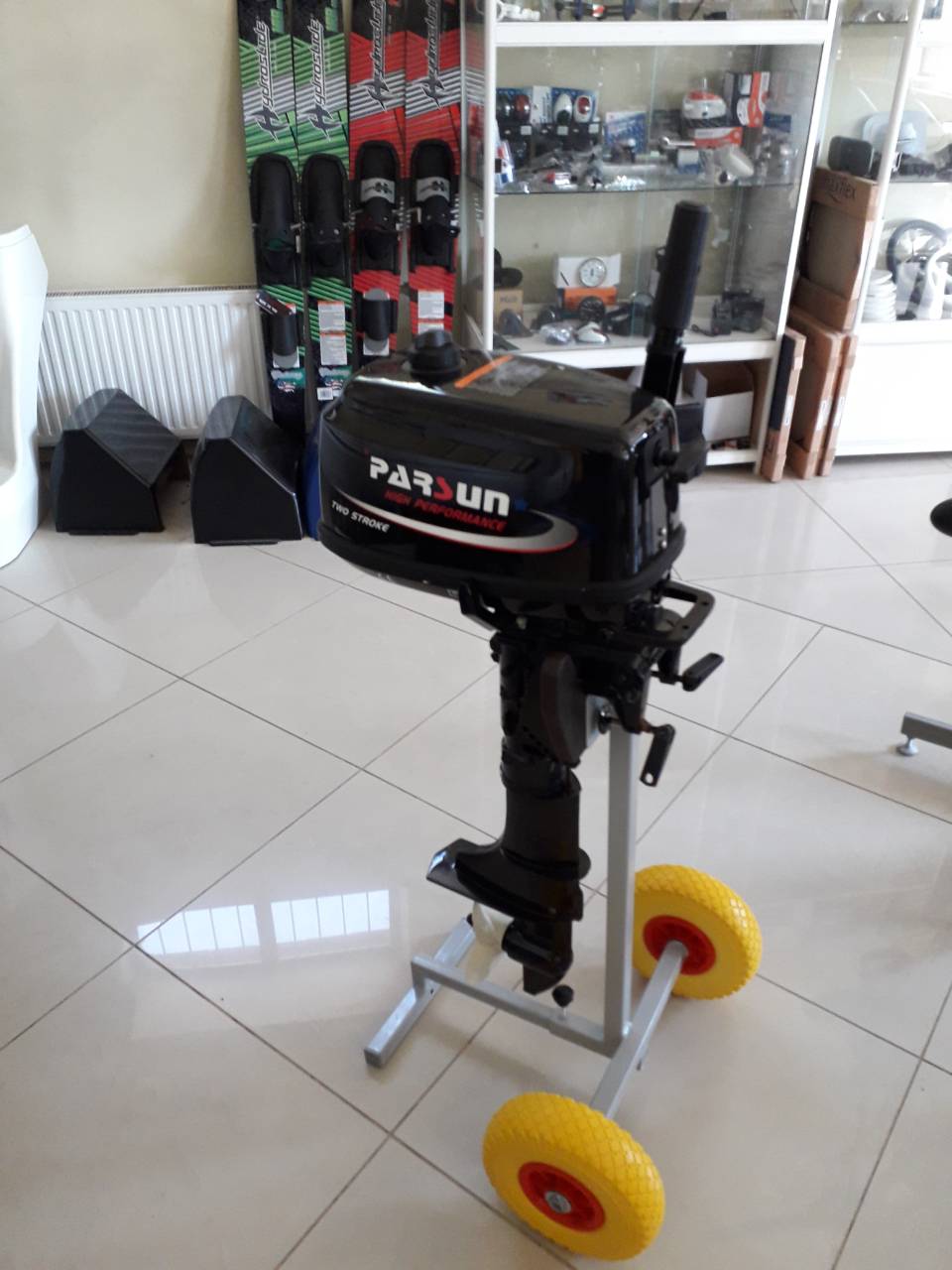 Telezhka dlya lodochnogo motora TM2