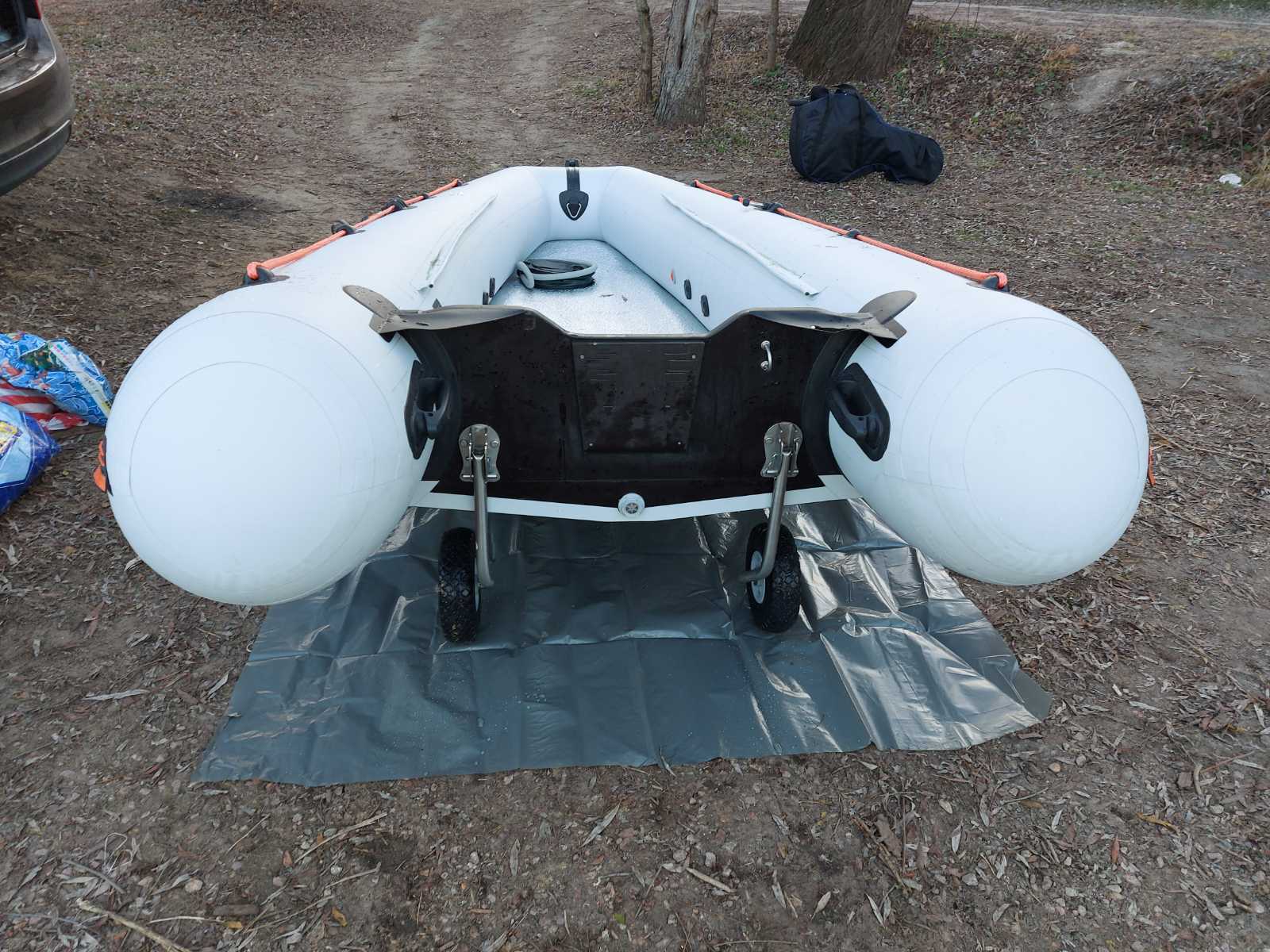 транцеві колеса для човна з інтерцептором КТ3НКІ посилені на човні KOLIBRI 360 blank