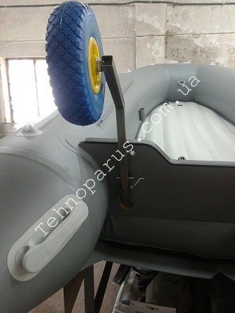 trantsevi-kolesa-na-lodke-pvh-s-intertseptorom