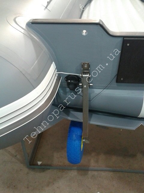 Транцевые колеса Технопарус КТ3НИ на лодке пвх с интерцептором