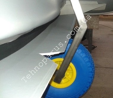 trantsevye-kolesa-tehnoparus-na-lodke-s-intertseptorom