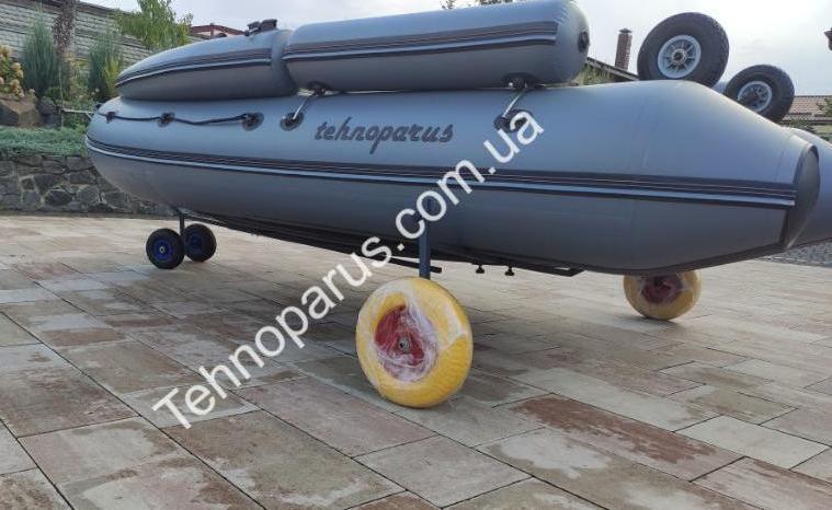Telezhka dlya bol'shoy lodki PVKH