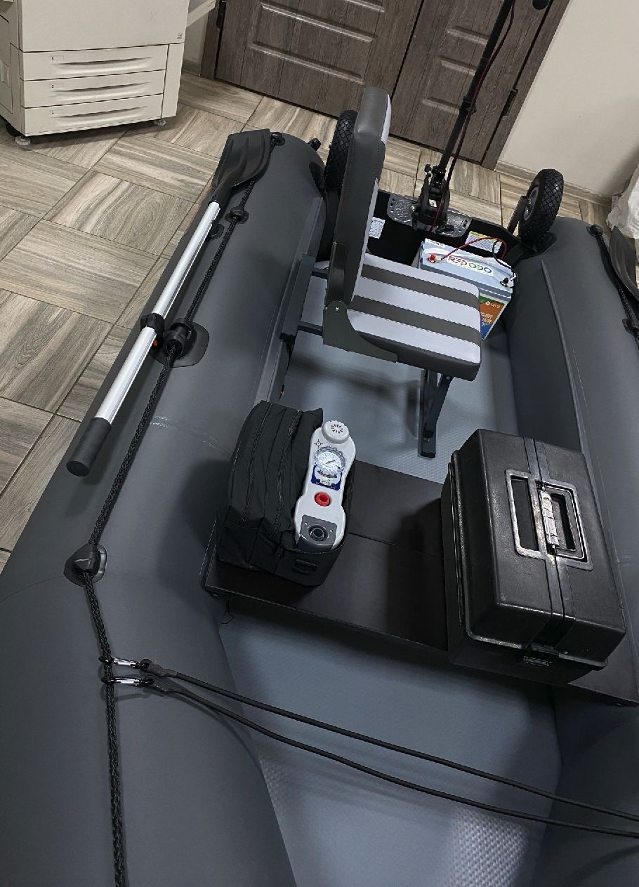 Стійка , опора для кріплення поворотного крісла в човен пвх на лікпаз Supporto a cavalletto per il fissaggio di un sedile in pvc chaven su lacca Tehnoparus