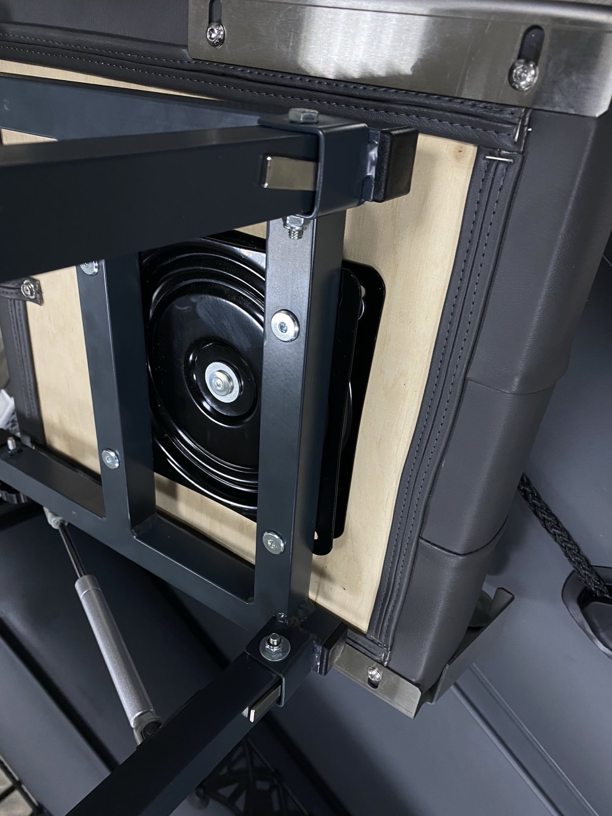 Стійка , опора для кріплення поворотного крісла в човен пвх на лікпаз Stojan na upevnenie sedadla v PVC obložení na laku Tehnoparus