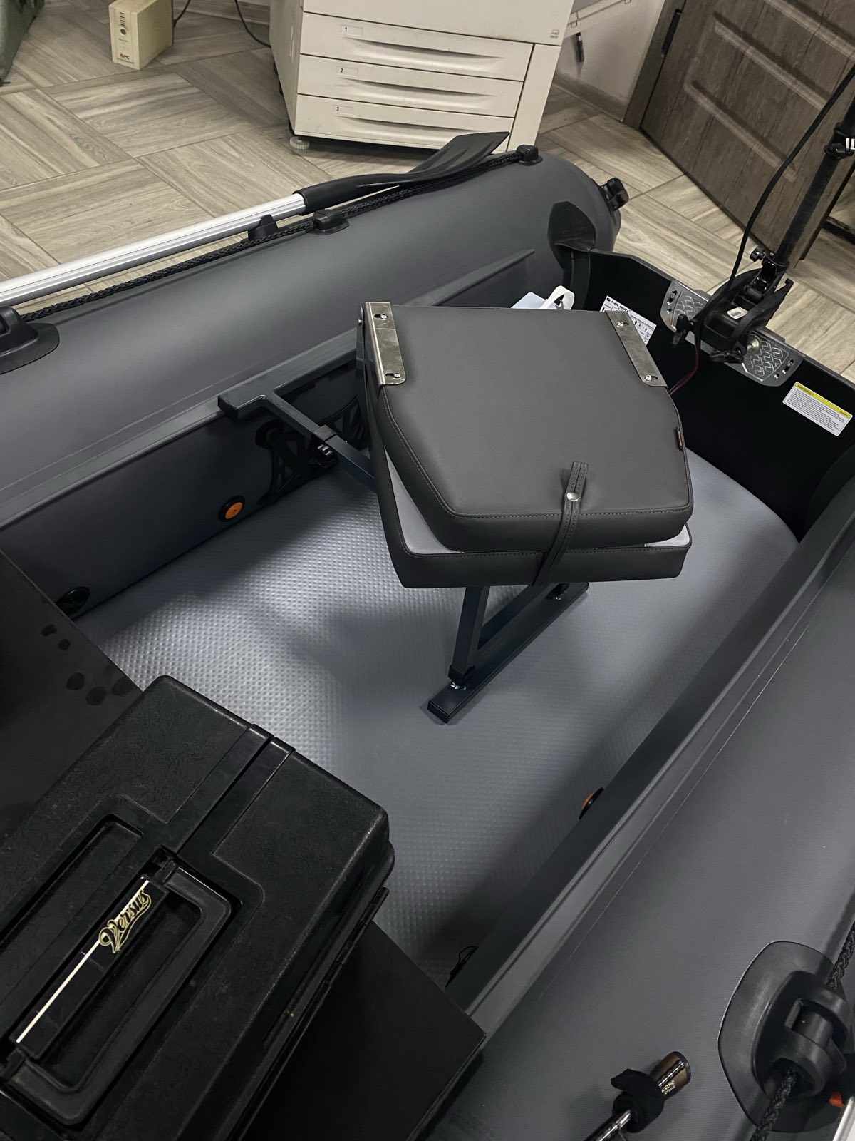 Стійка , опора для кріплення поворотного крісла в човен пвх на лікпаз Stovo atrama sėdynės tvirtinimui prie „Chaven“ PVC plokštės ant „Tehnoparus“ lako