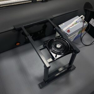 Standfuß zur Befestigung eines Sitzes in einer PVC-Auskleidung mit Lack