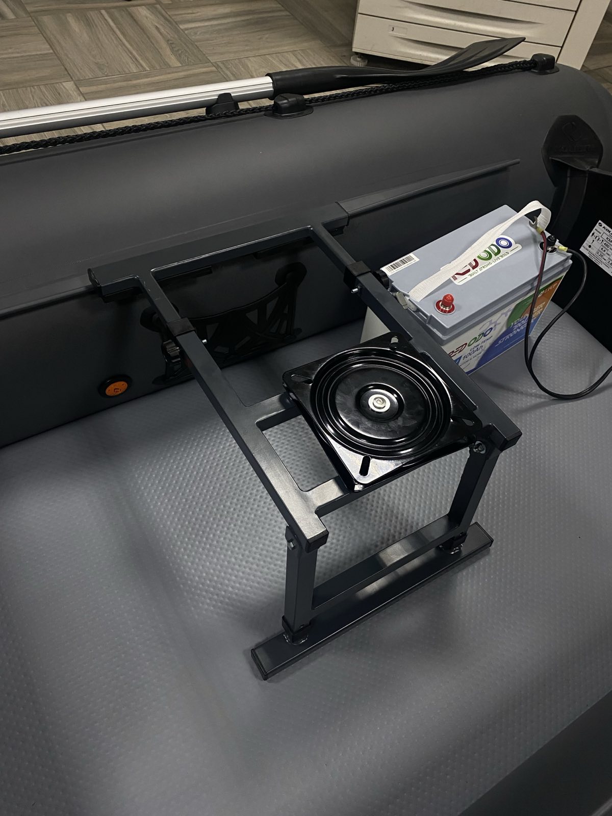 Standfuß zur Befestigung eines Sitzes in einer PVC-Auskleidung mit Lack