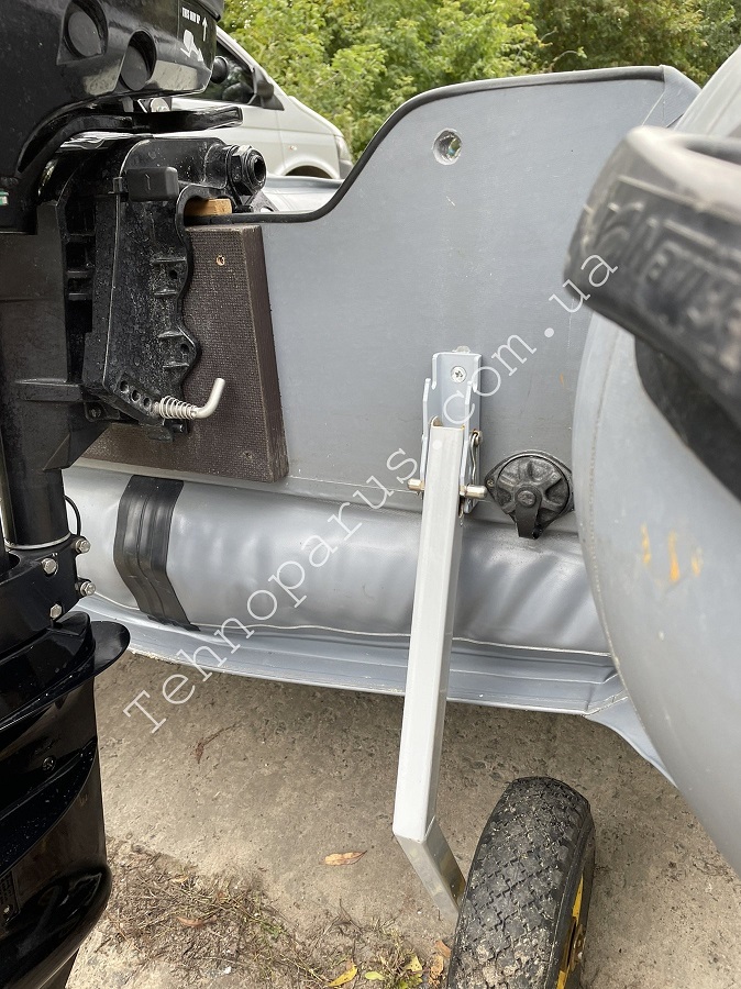 transom wheels kt3 and spoiler in the boat navigator air 330