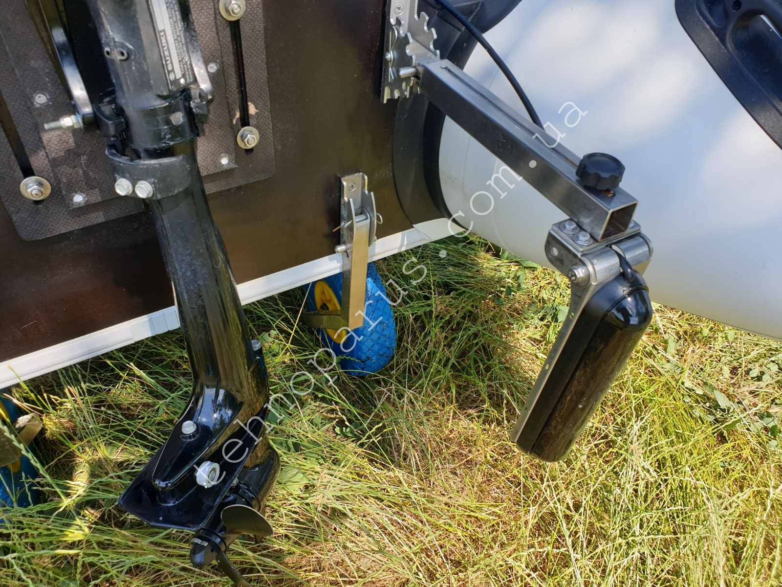 крепление для датчика эхолота lowrance , garmin
