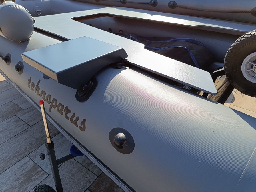 Platform for installing an electric winch on a PVC boat or a GPS anchor made of aluminum