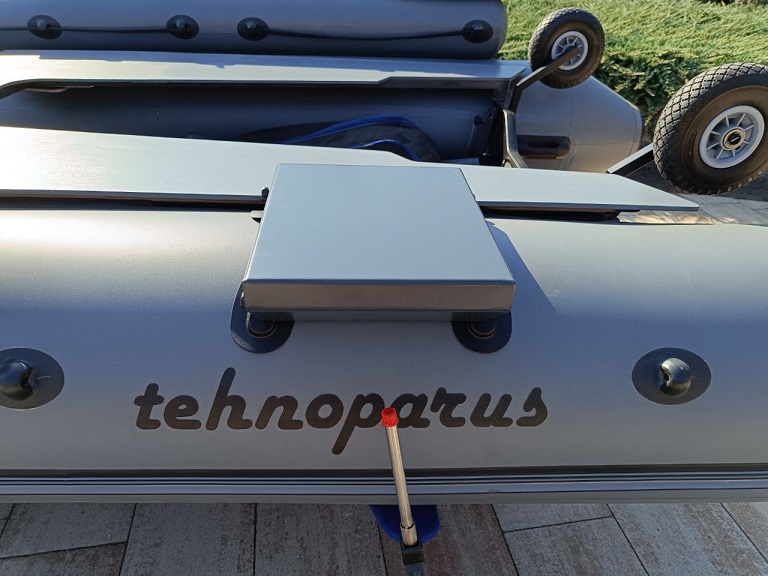 A platform for installing an electric winch or a GPS anchor made of aluminum. in gray polymer coating