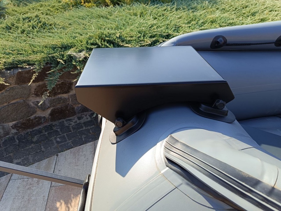 Maydanchyk dlya vstanovlennya elektrolebidky abo yakorya GPS z alyuminiyu. u polimernomu pokrytti chornoho kolʹoru