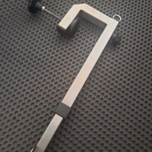 Zacisk do mocowania dużych czujników echosondy typu Lowrance, Garmin. Zacisk wykonany jest ze stali nierdzewnej, produkowany fabrycznie