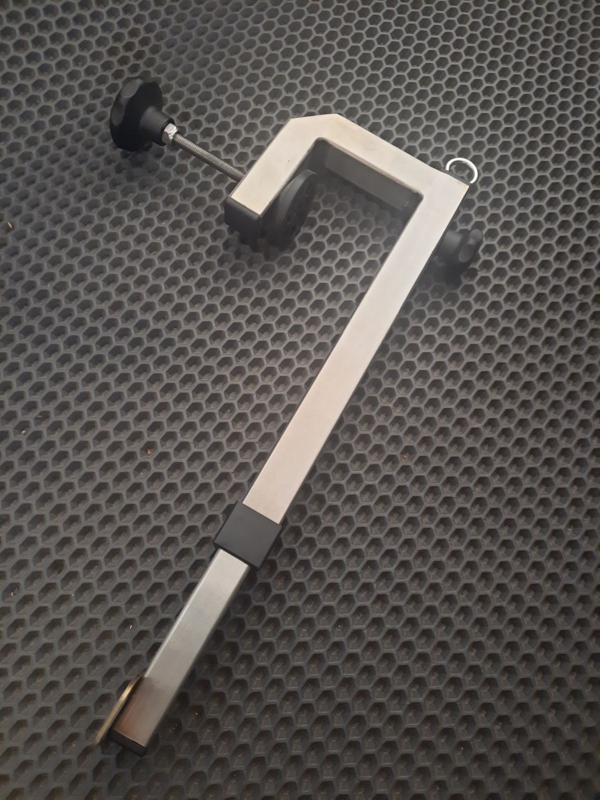 Zacisk do mocowania dużych czujników echosondy typu Lowrance, Garmin. Zacisk wykonany jest ze stali nierdzewnej, produkowany fabrycznie