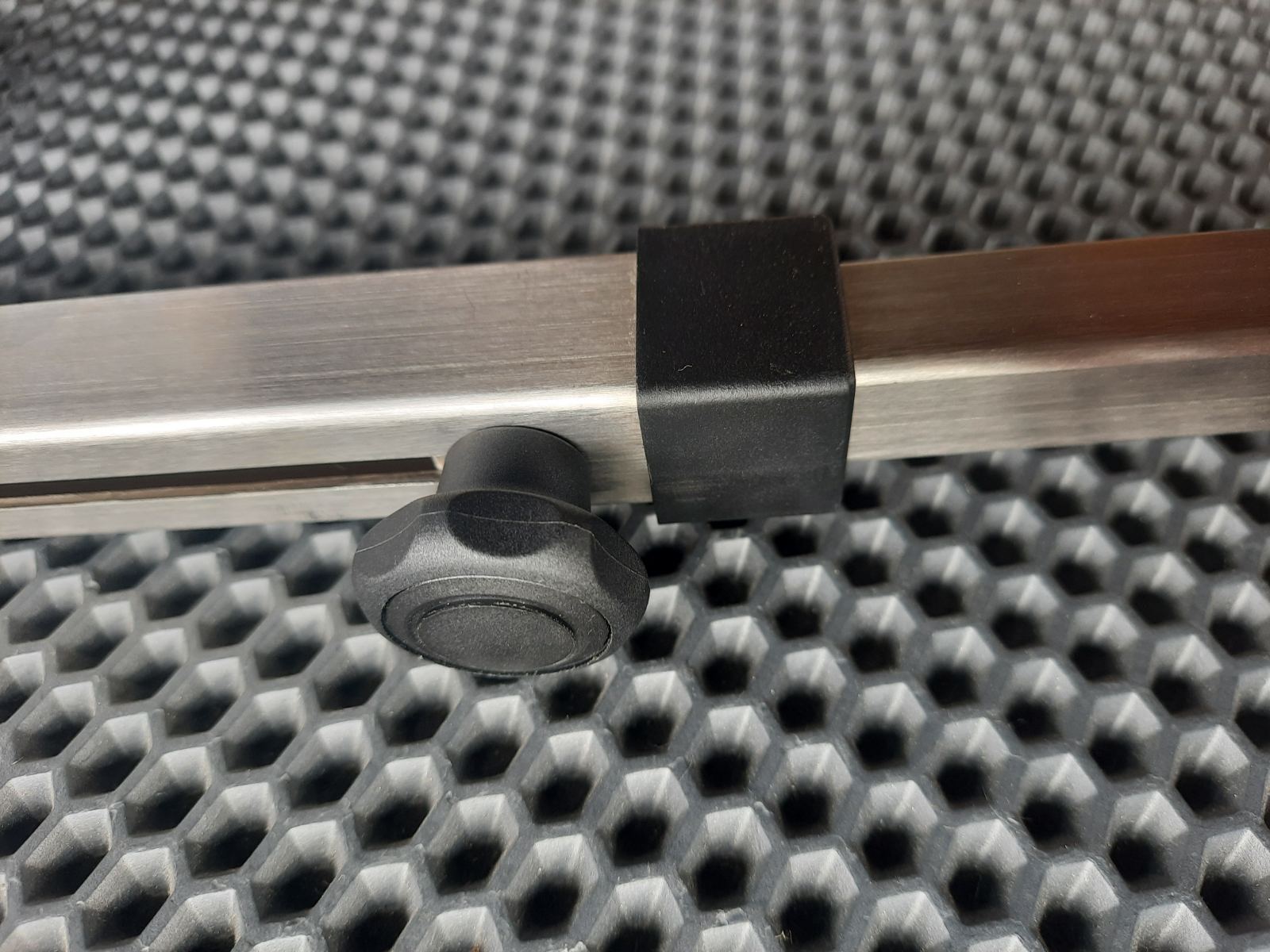 Clamp for fastening large echo sounder sensors such as Lowrance, Garmin