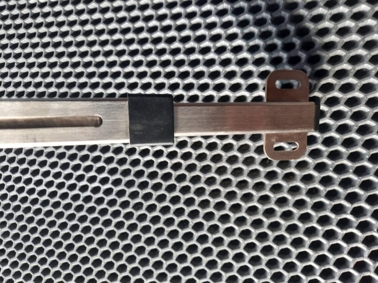 Strubtsyna kriplennya velykykh datchykiv ekholota typu Lowrance, Garmin na lodkakh PVKH z naduvnym dnom nyzʹkoho tysku chy intertseptorom