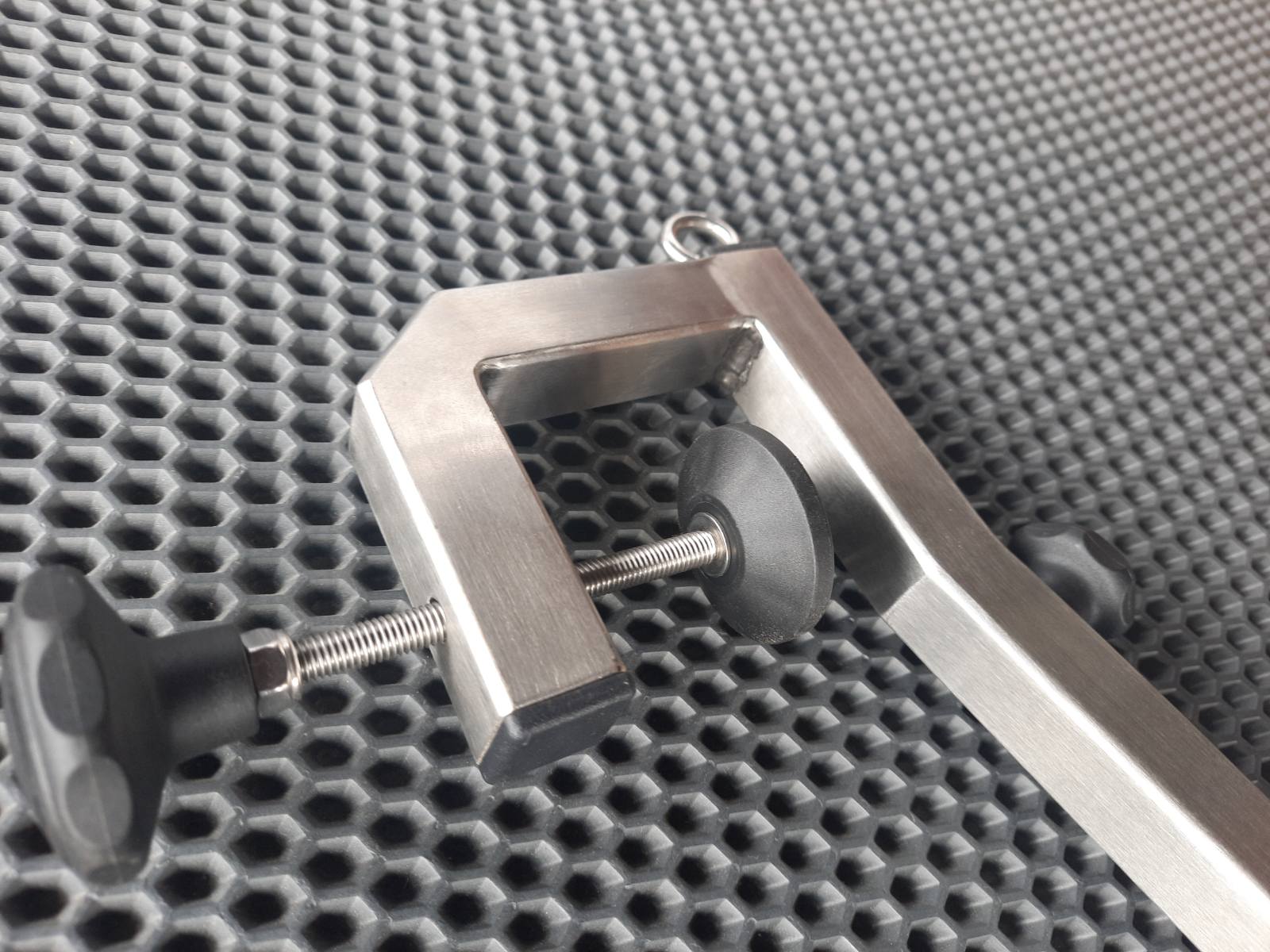 Strubtsina iz nerzhaveyki dlya ustanovki bol'shikh datchikov ekholota na lodkakh PVKH s naduvnym dnom nizkogo davleniya, intertseptorom