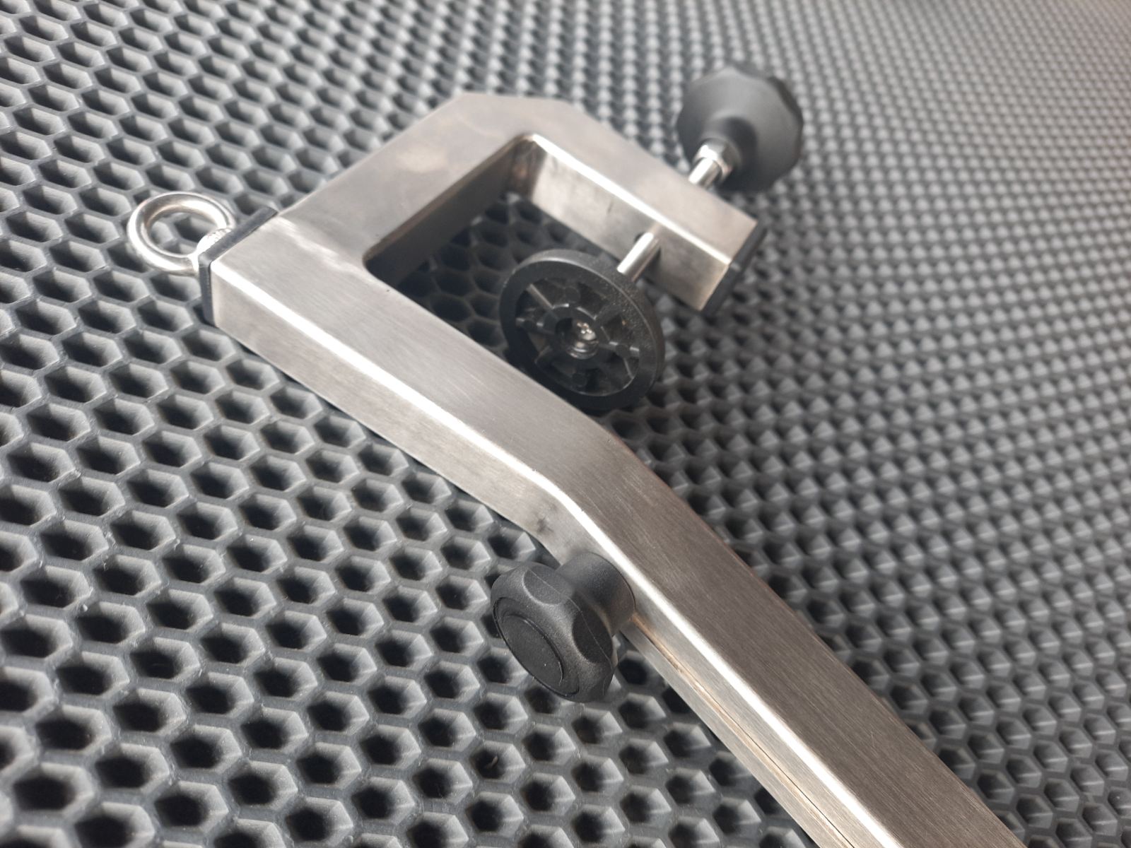 Струбцина кріплення великих датчиків ехолота типу Lowrance,Garmin на човнах з НДНД або інтерцептором Clamp for mounting large Lowrance, Garmin sonar sensors on boats with NDND or interceptor