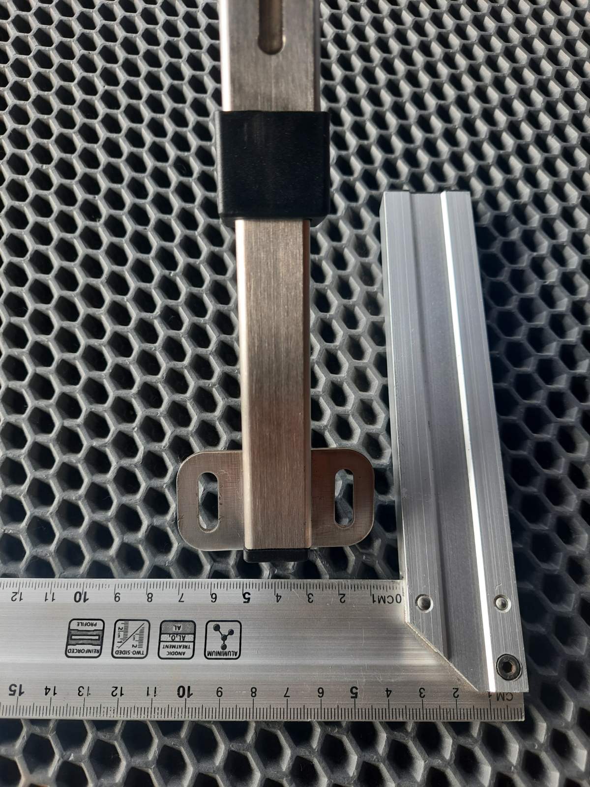 Zacisk do montażu dużych czujników echosondy, takich jak Lowrance, Garmin i łodzie