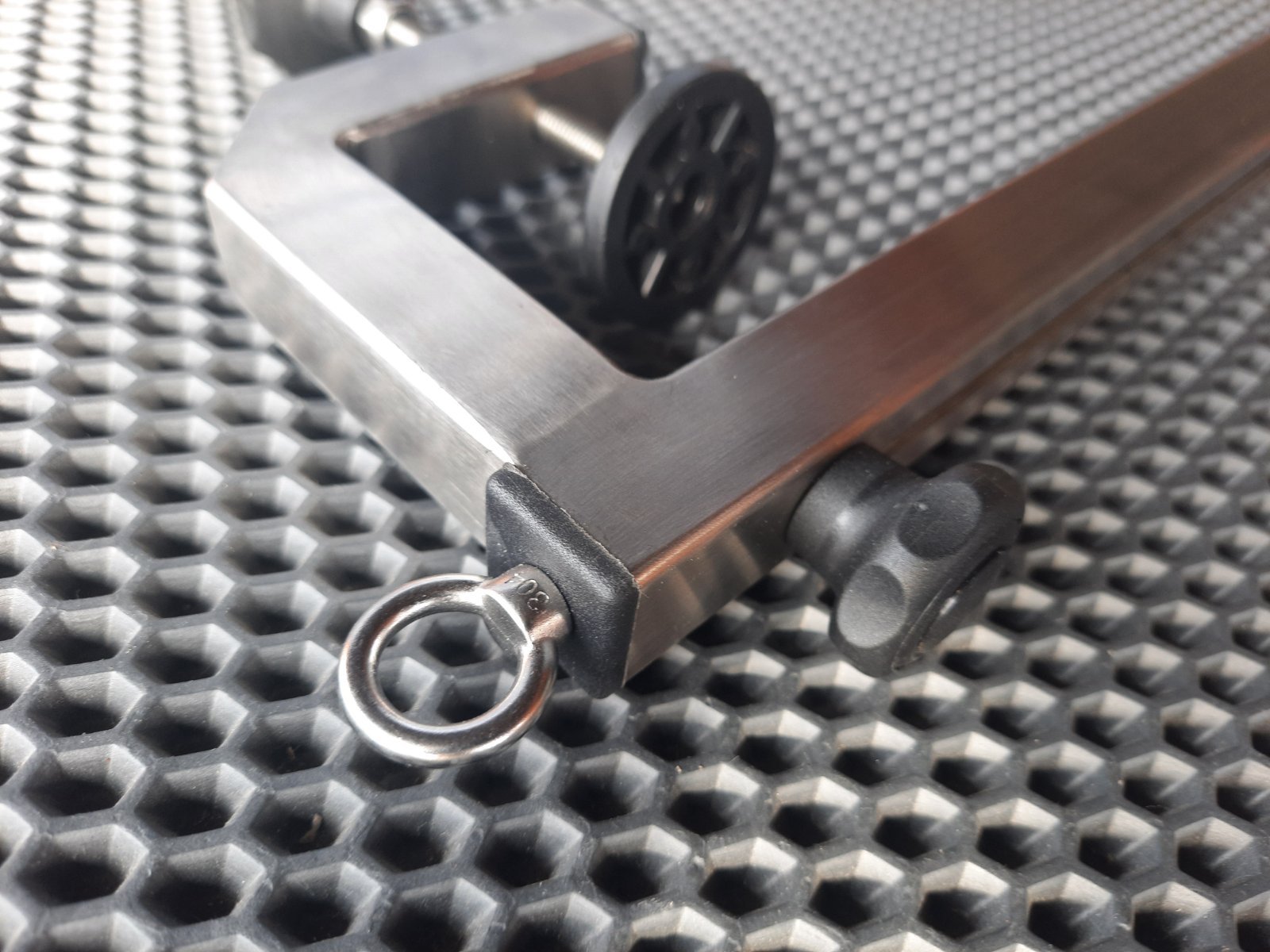 Zacisk do montażu dużych czujników echosondy, takich jak Lowrance, Garmin itp.