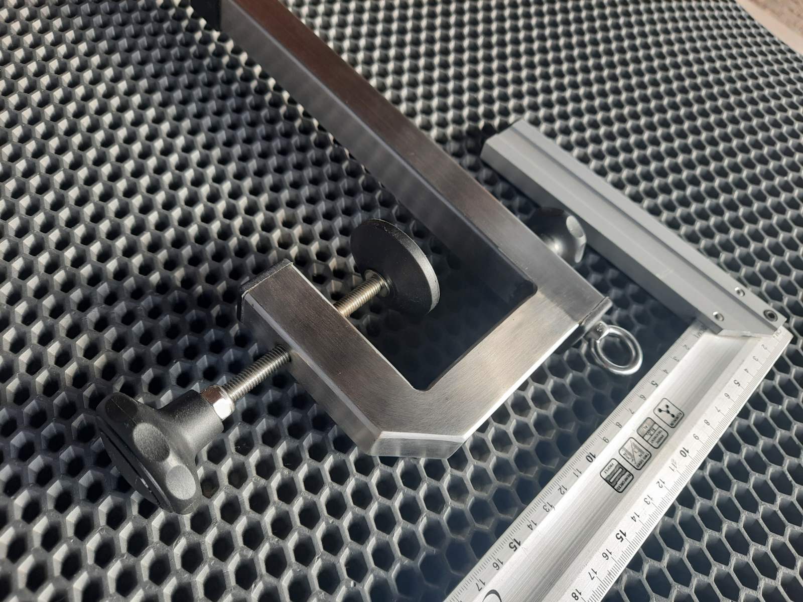 Zacisk do mocowania dużych czujników echosondy typu Lowrance, Garmin. Zacisk wykonany jest ze stali nierdzewnej, produkowany fabrycznie.Niska różnorodność