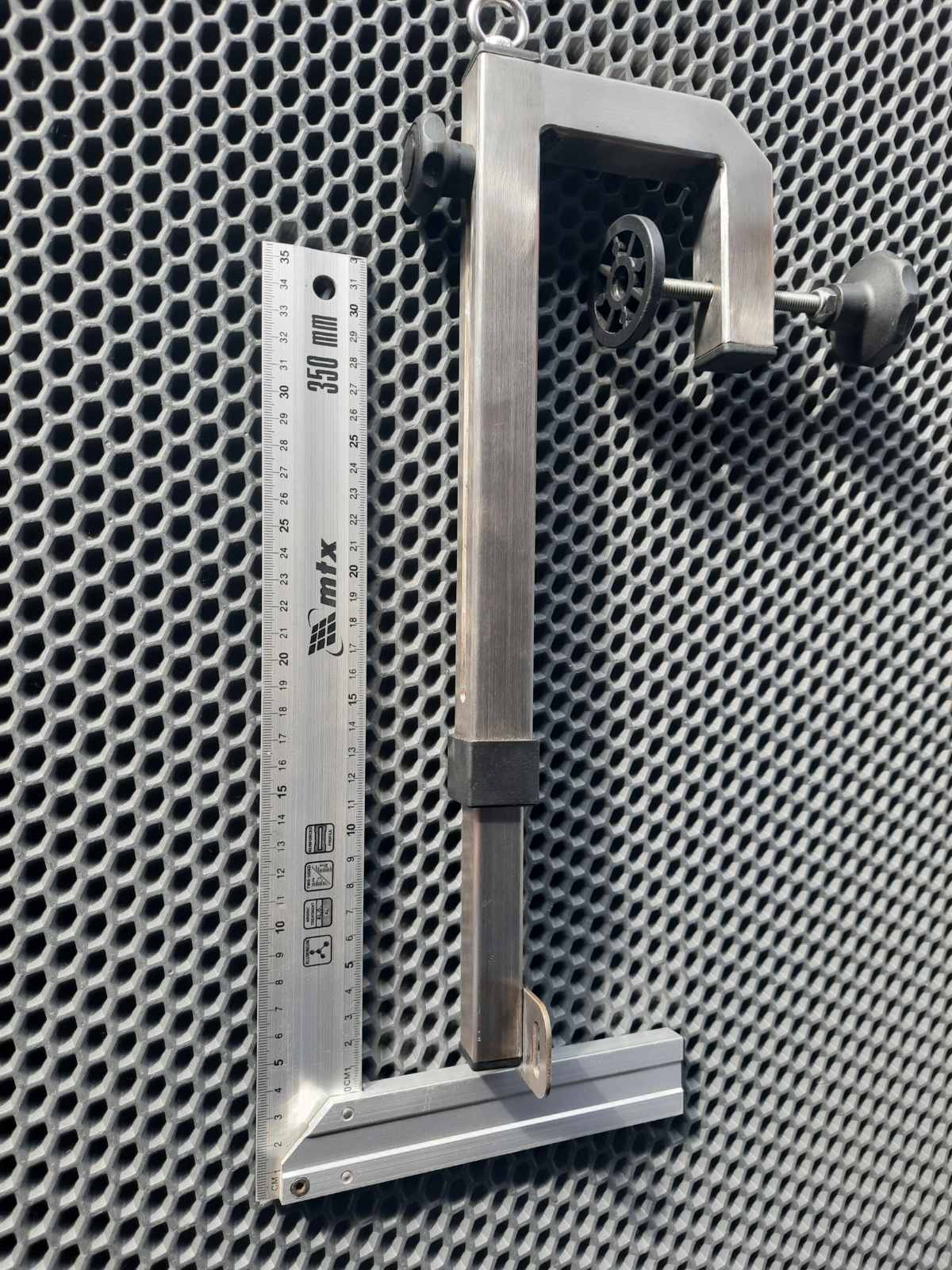 Klemme zur Befestigung großer Echolotsensoren wie Lowrance, Garmin. Die Klemme besteht aus werkseitig hergestelltem Edelstahl