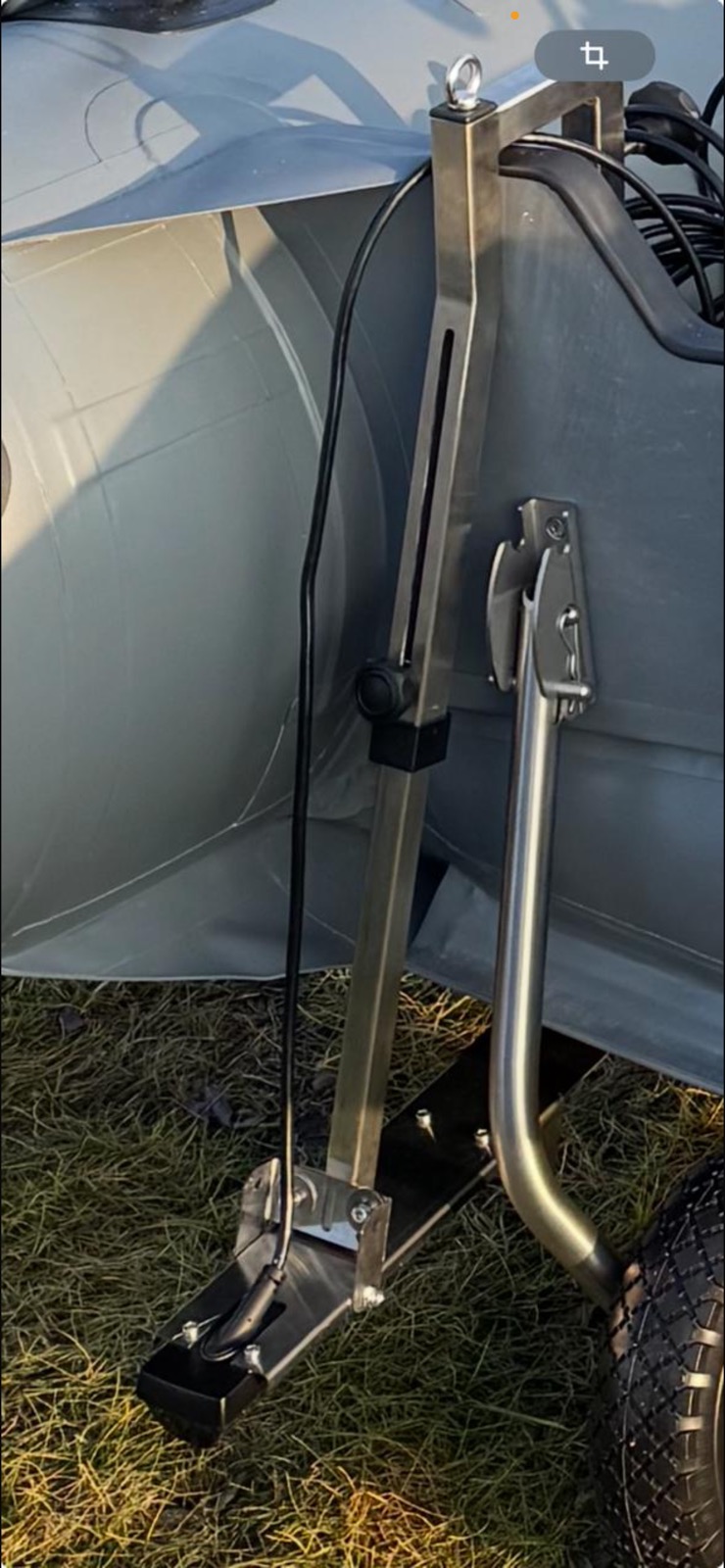 Струбцина из нержавейки для датчика эхолота на лодку пвх с интерцептором и НДНД. Рядом установлены транцевые колеса Технопарус КТ3НКИ Strubtsina dlya lodok s NDND i intertseptorom.