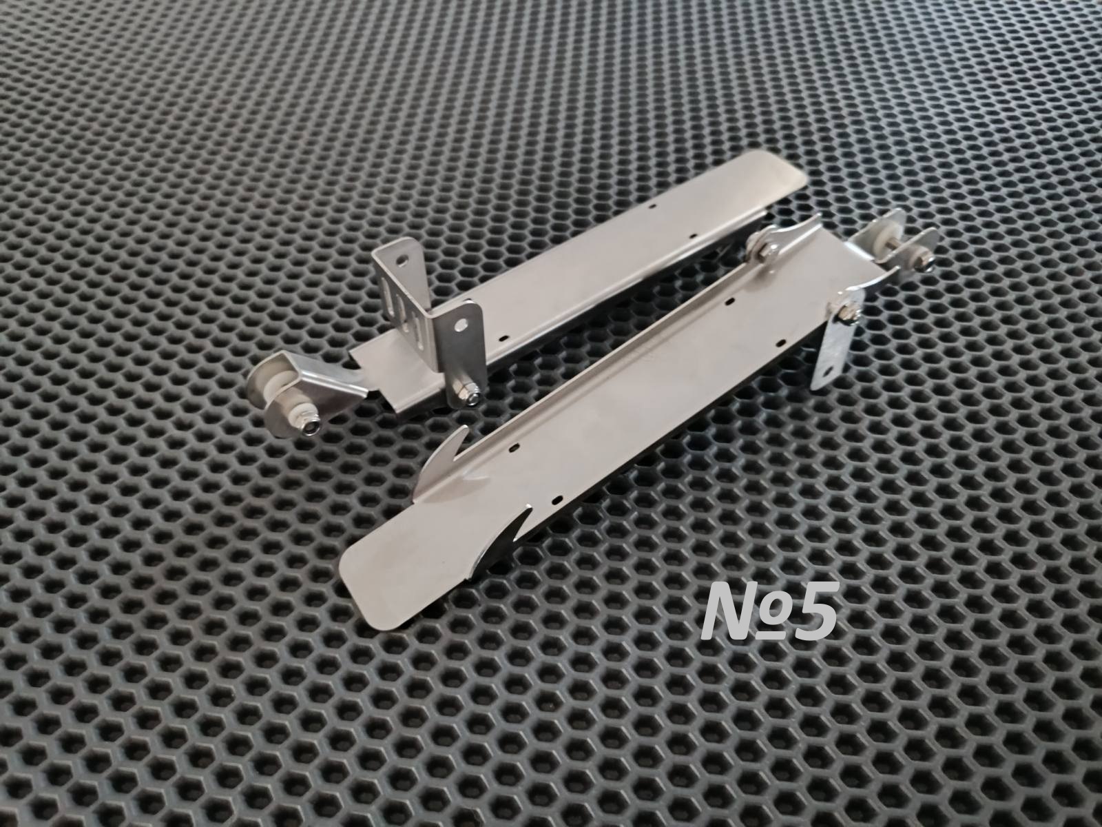 Ploshchadka dlya datchika ekholota iz nerzhaveyki Lowrance HOOK REVELTripleshot