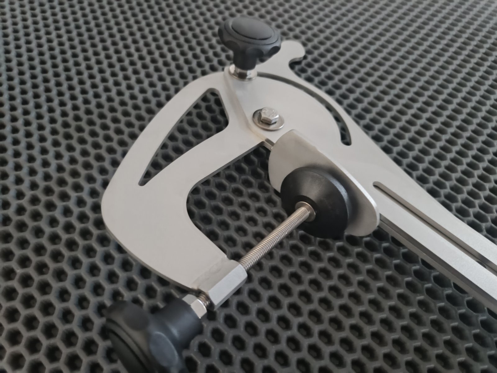 Zacisk obrotowo-pochylny do dużych i ciężkich przetworników echosondy Lowrance Active Imaging, Garmin, Humminbird HOOK REVELTripleshot Swivel-and-tilt clamp for large and heavy Lowrance Active Imaging, Garmin, Humminbird HOOK REVELTripleshot fishfinder transducers.