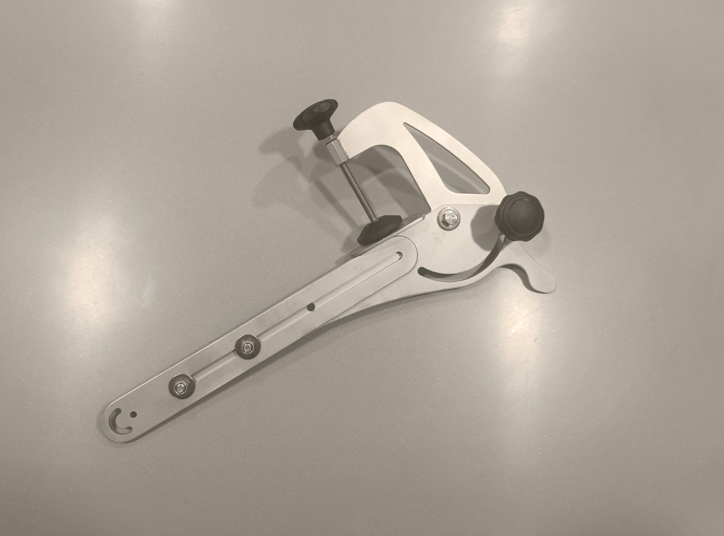 Струбцина поворотно- відкідна БК з нержавіючої сталі для великих та важких датчиків ехолота LLowrance Active Imaging, Active Imaging 3-in-1, Active Imaging 2-in-1, Totalscan, LSS, LSS-2, StructureScan3D. Elite Ti, Elite Ti2, HDS Live,Lowrance EAGLE,Lowrance HD, Humminbird (Хамминбёрд), Lowrance HOOK REVEL Tripleshot, Garmin GT 56,Garmin GT 20,Garmin GT 24,Garmin GT 36,Garmin GT 36, Garmin GT 52,Garmin GT 54 Forgatható és összecsukható BC bilincs (zseb használata nélkül) + rozsdamentes acél platform nagy és nehéz halkeresőkhöz LLowrance Active Imaging, Active Imaging 3-in-1, Active Imaging 2-in-1, Totalscan, LSS, LSS-2, StructureScan3D. Elite Ti, Elite Ti2, HDS Live, Lowrance EAGLE, Lowrance HD, Humminbird, Lowrance HOOK REVEL Tripleshot, Garmin GT 56, Garmin GT 20, Garmin GT 24, Garmin GT 36, Garmin GT 36, Garmin GT 52, Garmin GT 54.