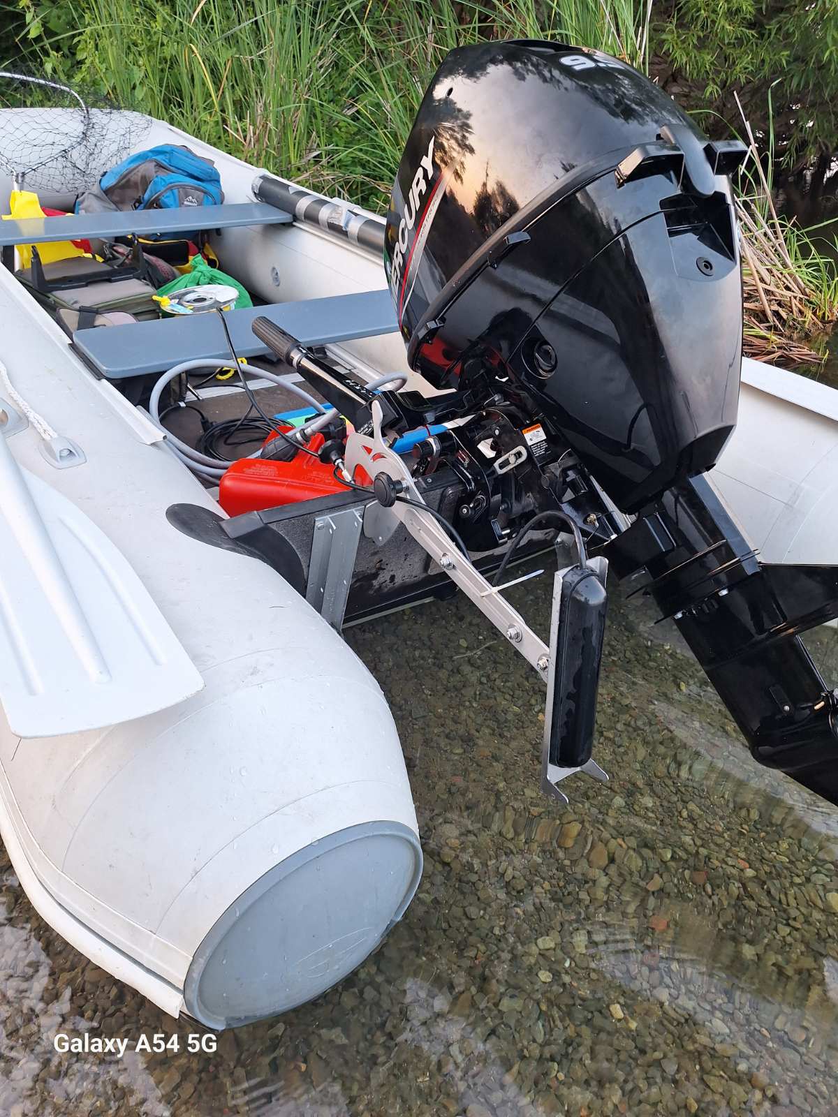 Струбцина поворотно - відкидна БК на човні Gala Stainless steel swivel-and-tilt clamp (BK model) for mounting fish finder transducers on PVC inflatable boats.