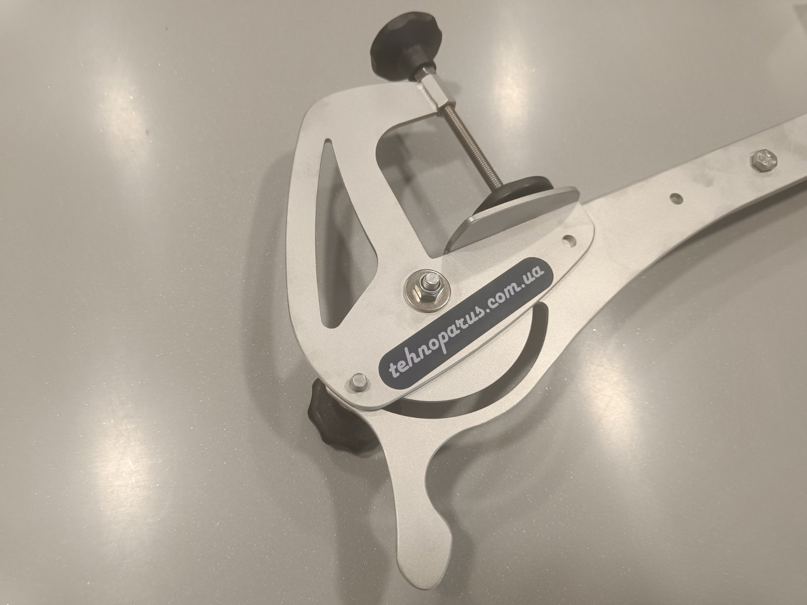 Струбцина поворотно- відкідна БК з нержавіючої сталі для великих та важких датчиків ехолота LLowrance Active Imaging, Active Imaging 3-in-1, Active Imaging 2-in-1, Totalscan, LSS, LSS-2, StructureScan3D. Elite Ti, Elite Ti2, HDS Live,Lowrance EAGLE,Lowrance HD, Humminbird (Хамминбёрд), Lowrance HOOK REVEL Tripleshot, Garmin GT 56,Garmin GT 20,Garmin GT 24,Garmin GT 36,Garmin GT 36, Garmin GT 52,Garmin GT 54 Krętlik i składany zacisk BC (bez użycia kieszeni) + platforma ze stali nierdzewnej do dużych i ciężkich echosond LLowrance Active Imaging, Active Imaging 3-w-1, Active Imaging 2-w-1, Totalscan, LSS, LSS-2, StructureScan3D. Elite Ti, Elite Ti2, HDS Live, Lowrance EAGLE, Lowrance HD, Humminbird, Lowrance HOOK REVEL Tripleshot, Garmin GT 56, Garmin GT 20, Garmin GT 24, Garmin GT 36, Garmin GT 36, Garmin GT 52, Garmin GT 54