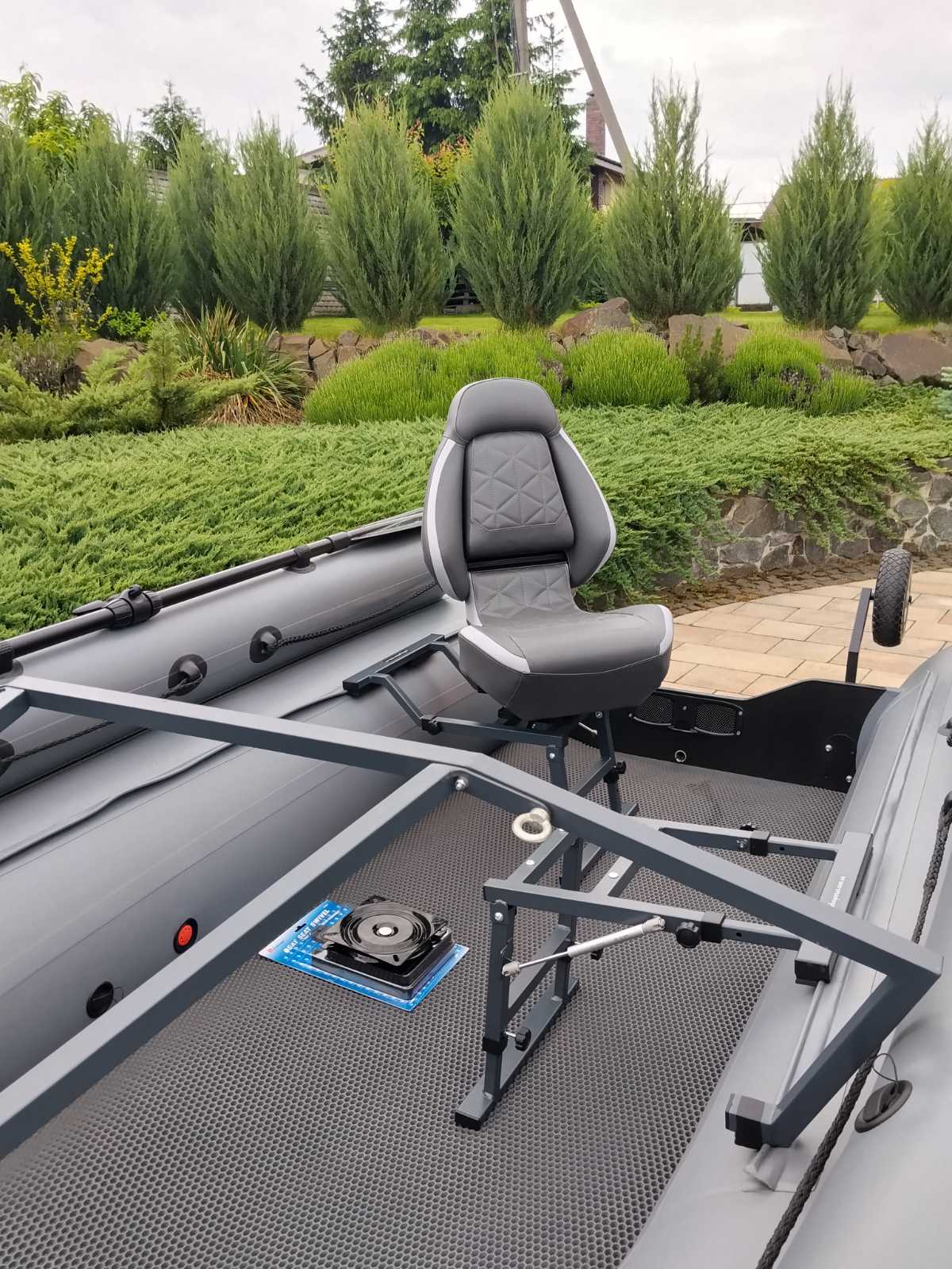Удобное эргономическое кресло с высокой спинкой для надувной лодки, катера, RIb Comfortable high-quality ergonomic chair from the manufacturer with a high back for an inflatable boat, boat, RIb